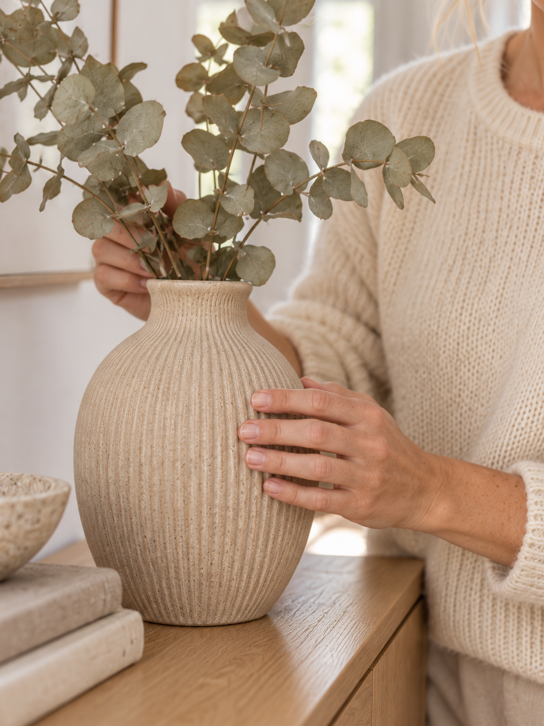 Keramikvase Rill mit Rillenstruktur, Sand - Detailaufnahme
